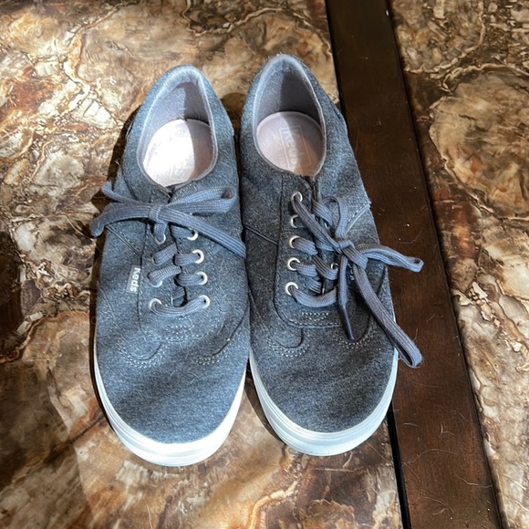 dark gray keds